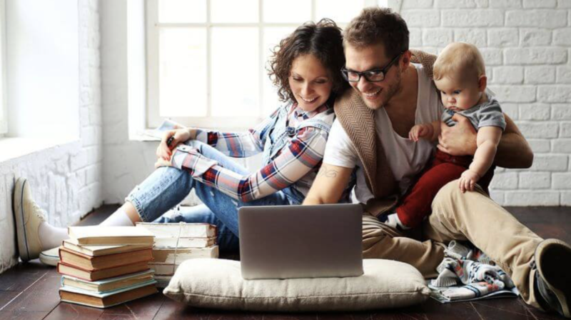 Family comparing fixed rate contract vs spot pricing contract